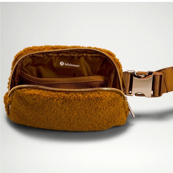 LULULEMON NWT fleece belt bag. - Picture 2 of 6